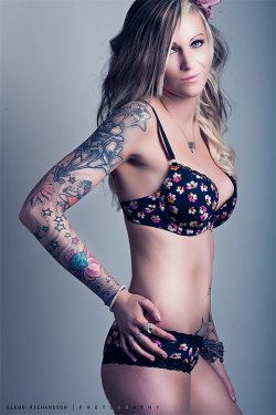 tatts-n-tits:  some of the sexiest eyes i have ever seen  
