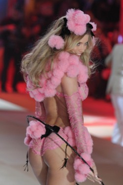 Doutzen Kroes - Victoria&rsquo;s Secret Fashion Show New York. ♥  Fluffy pink hotness. ♥   That booty needs spankings missy! ♥