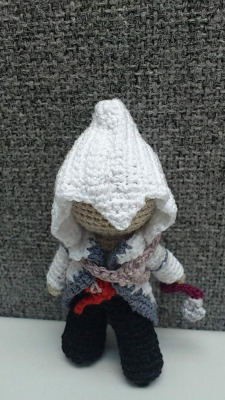 galaxynextdoor:  Say hello to the cutest assassin around Connor may be a bad ass assassin, but he’s also is a lovable little ball of carnage in this custom made sack Connor Kenway created by Byrubyr. I love the attention to detail; I mean it even has