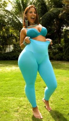 thickleggz:  onemorebitebp:  Hips    Hips     Hips.  Click here for more Thick Leggz.    Submit your Leggz HERE!