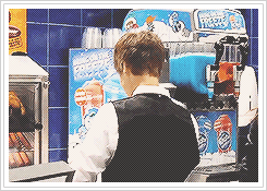  Justin Bieber helps himself to the concession stand at Cineworld O2       