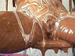 sploshagirl:  girlsingoo:  Marbled chocolate boobs #yum Chocolate Covered Cate  yum yum indeed 