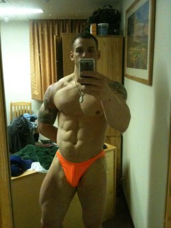 texasfratboy:  hot military muscle - look at those big legs!! 