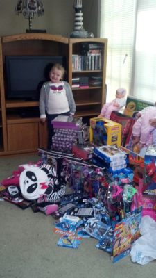 leanonberger:  This is Alana Thompson aka Honey Boo Boo (Child). She received 񘓤 dollars in donations from fans all around the world. Instead of keeping it for herself, using it for pageants, or for something else, she purchased toys for needy children