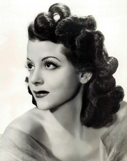 Rose La Rose     aka. &ldquo;The Queen of Burlesque&rdquo;.. Vintage portrait promo photo from 1942..