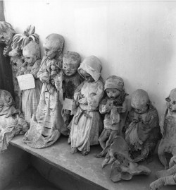 Mummified infants from the turn of the century in the vault of the Panteon Cemetery in Guanajuato on the summit of Cerro del Trozado, Mexico. (Photo by Three Lions/Getty Images). Circa 1955