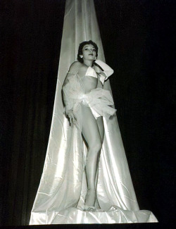  Novita   (aka. Rosie Mitchell) In 1955, posing for a promo photo on the stage of the ‘FOLLIES Theatre’ in Los Angeles.. Image courtesy of Novita, The Pixie of Burlesque.. 