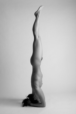 xxxelasolympicgames:  Yoga merlin-reborn:  movement-and-yoga:  Naked Yoga - Headstand http://movement-and-yoga.tumblr.com  