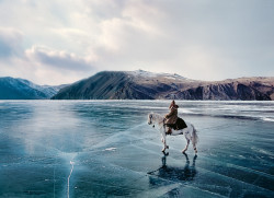 chuskopan:  suffocating-sight:  Frozen Lake Baikal, Siberia by Matthieu Paley.  (hay que echarle bemoles para ir a caballo por ahi…) 