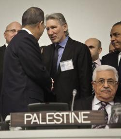 Tear down the wall![Roger Waters shaking hands with the Secretary-General of the United Nations, Ban-Ki Moon, in 29/11/2012. In this day, the General Assembly gave Palestine the status of &ldquo;observer state&rdquo;. Mahmoud Abbas is seen on the right,