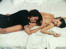 unsavinq:  bambuh:  dazily:  clubpunk:  delicatelydebonair:  villionaire:  losed:  Johnny Depp &amp; Kate Moss  i fucking love this  DO U  SHE DOES  aw by annie lebvovitz we had to study her in photography love her so much  I LOVE THEM BOTH. SO MUCH 