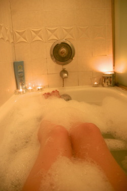 savingaquamarine:  decided to light some candles and take a bubble bath while listening to lana del rey and reading perks of being a wallflower 