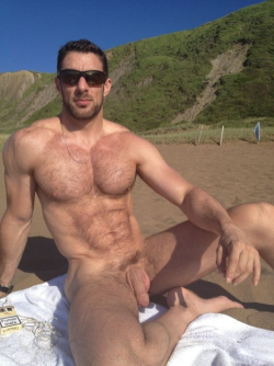 manthropologist:  Daily Dad.   I&rsquo;d be tenting my trunks if I saw this man.
