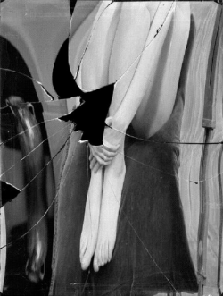 zincsyouwouldntcreerias:   André Kertész       Distortion #98, Paris      1933  via kvetchlandia 