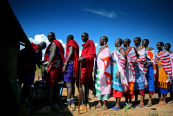 fotojournalismus:  Maasai people waited in line to register to vote in Ewuaso Kedong, Kenya, Thursday, Dec. 6, 2012. The Independent Electoral and Boundaries Commission is dispatching biometric-computer equipment to remote tribal areas ahead of the genera