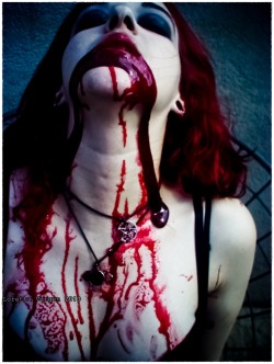 lolla-lo-ve-darkside:  me modeling.. :} 2010  Some blood to be good! 