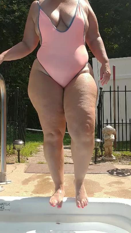 supercplsnaughtywife:🔥🔥 Swimming pool fun 💋💋See the swim suit come off on my Onlyfans page!😈😈https://onlyfans.com/supercplsnaughtywifeOnlyFans